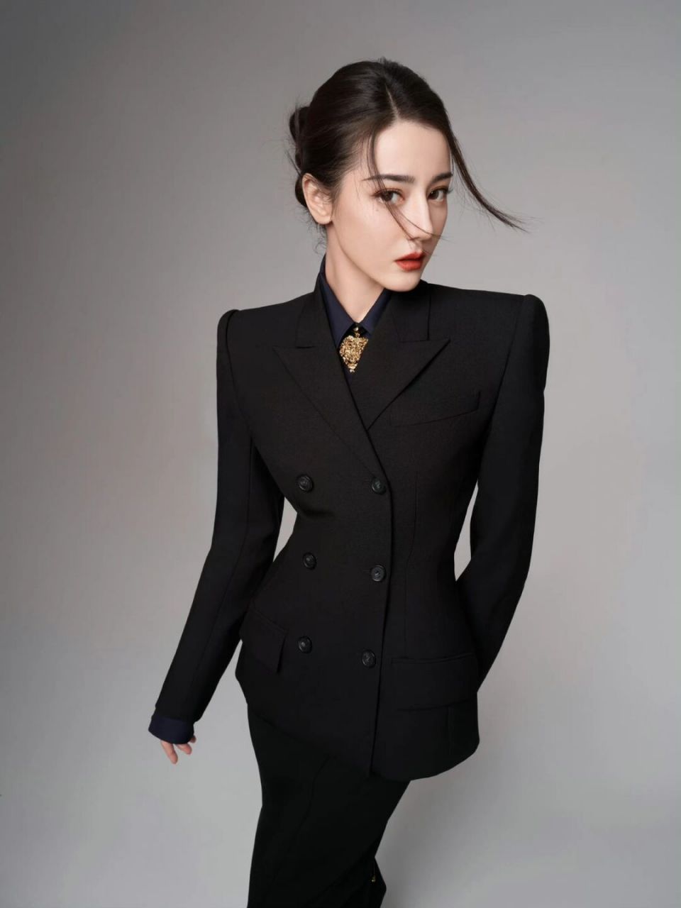 热巴新照写真来袭 热巴工作室今日po图一组, 穿了一身黑色西装裙套装