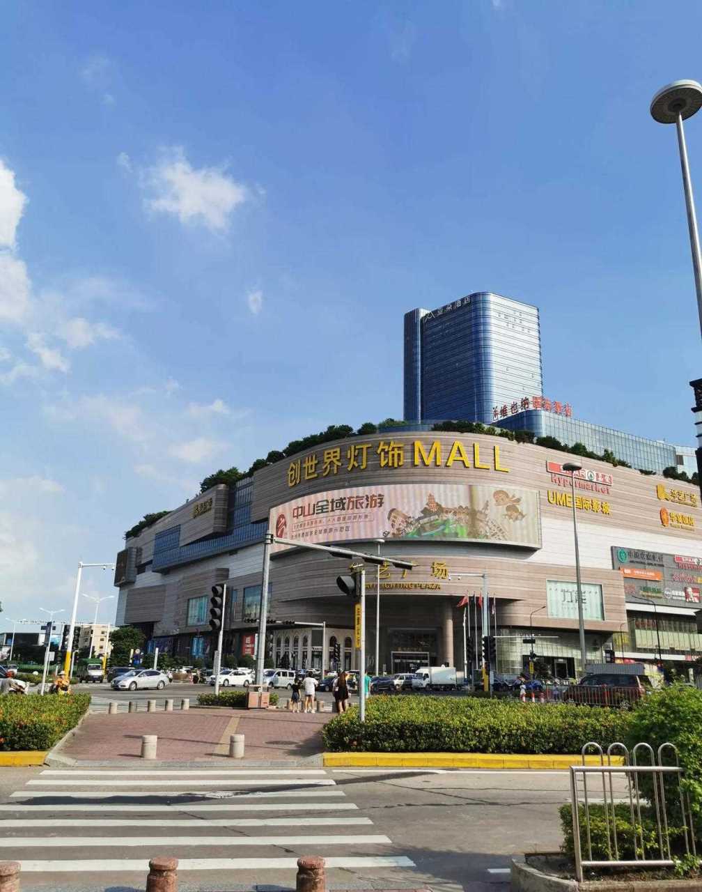 去一趟华艺广场,古镇的街头,风凉,有点晒