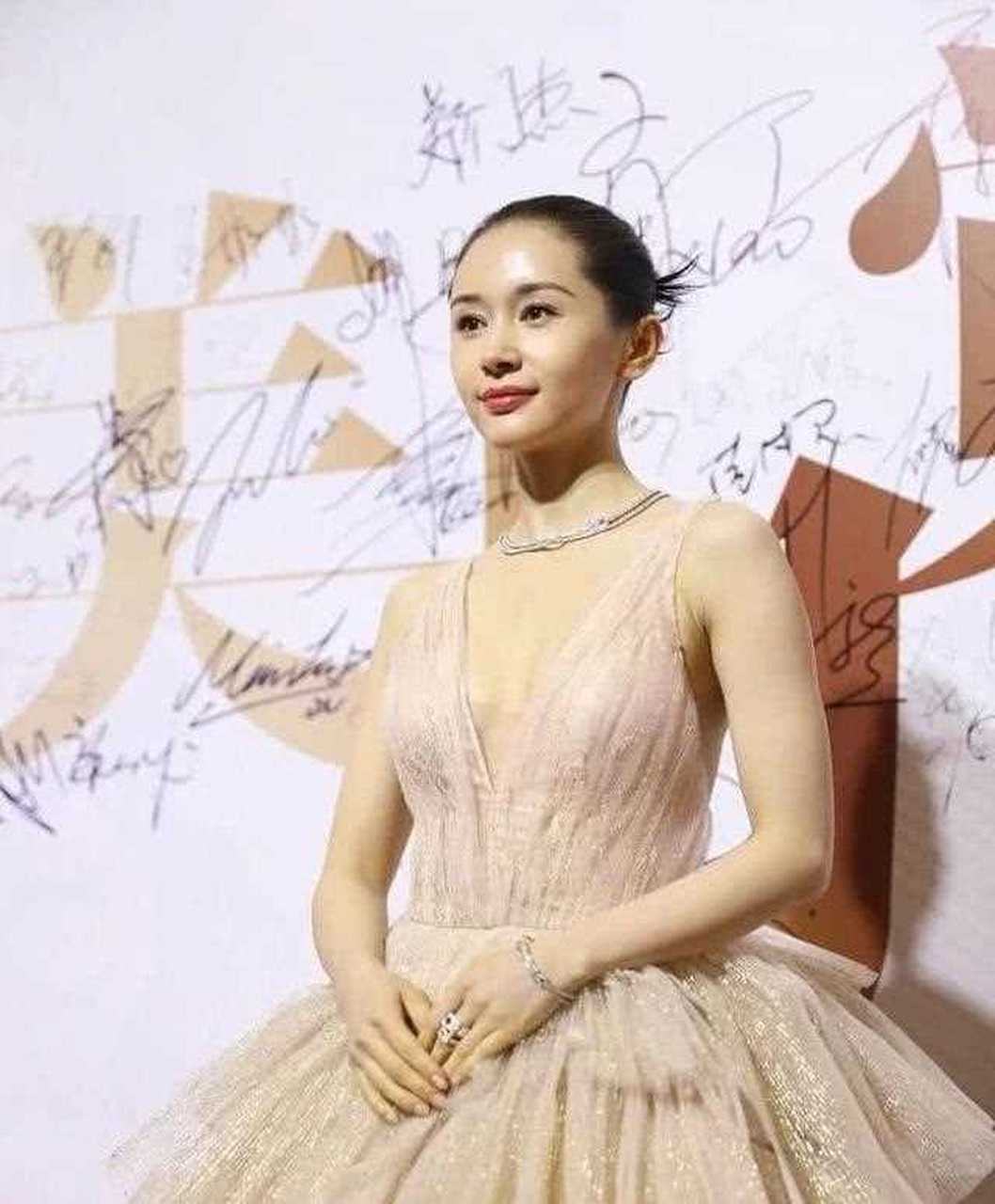 王子文太开放,穿深v长裙毫不怯场,小个子身材也有料!