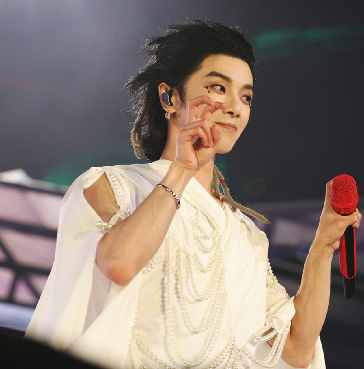 华晨宇演唱会神树开场名场面,宏大场景加上白衣,好似天神降临!