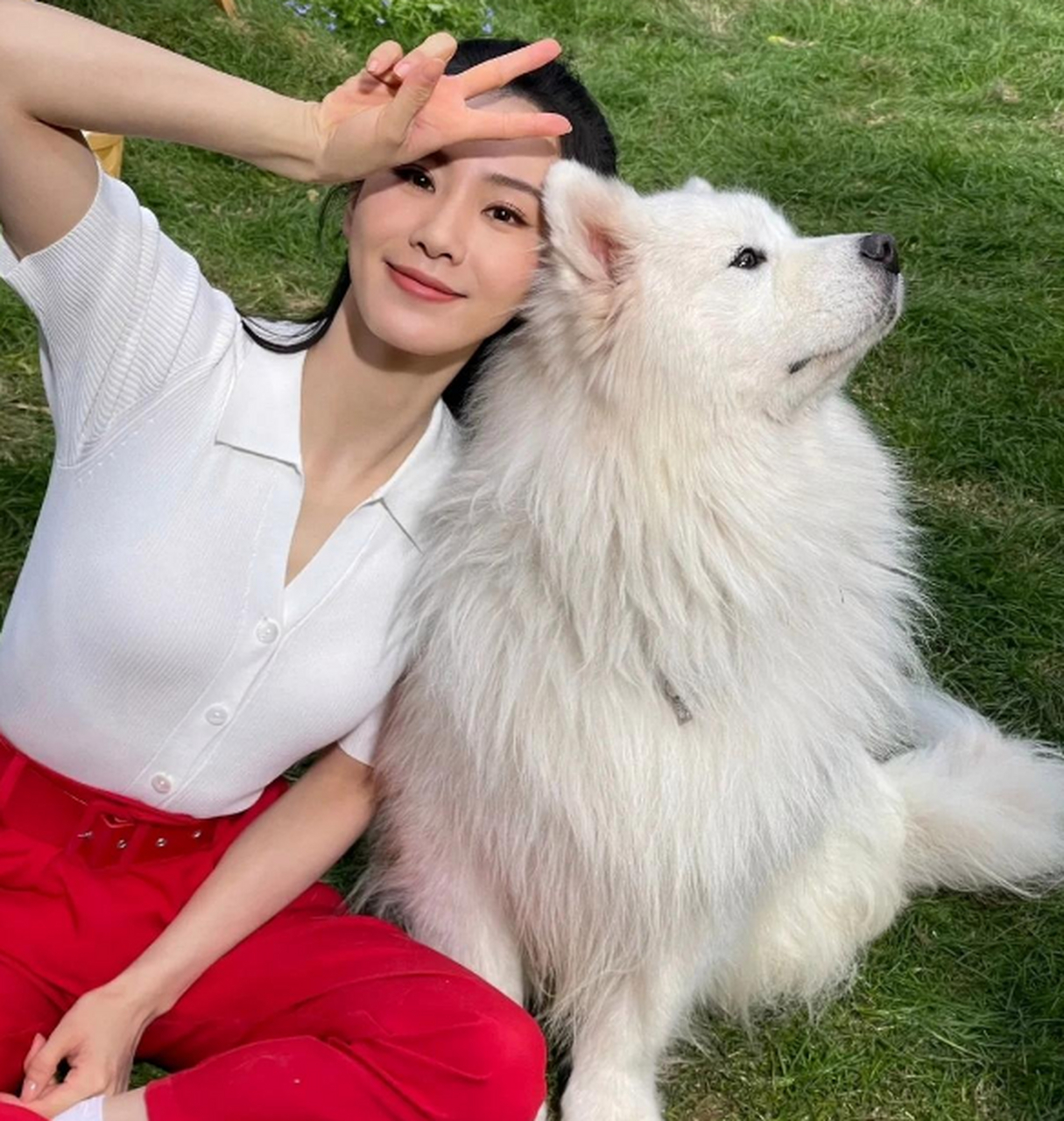 刘诗诗拍摄品牌宣传片物料,伸手比耶开心甜笑,爽朗的气质很独特