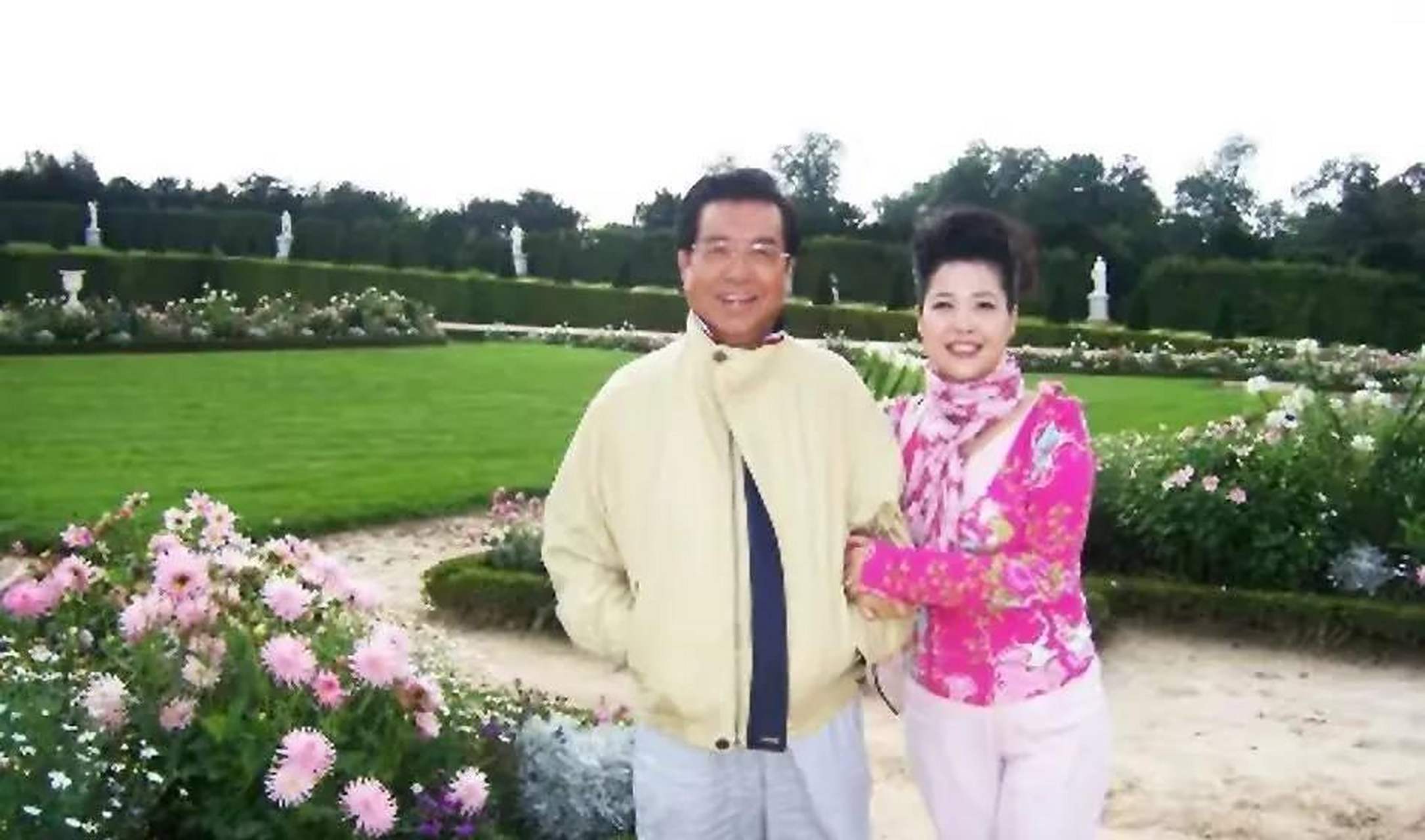 有人网传李天一和梦鸽已经移民,感觉不太可能,因为有犯罪记录的不允许