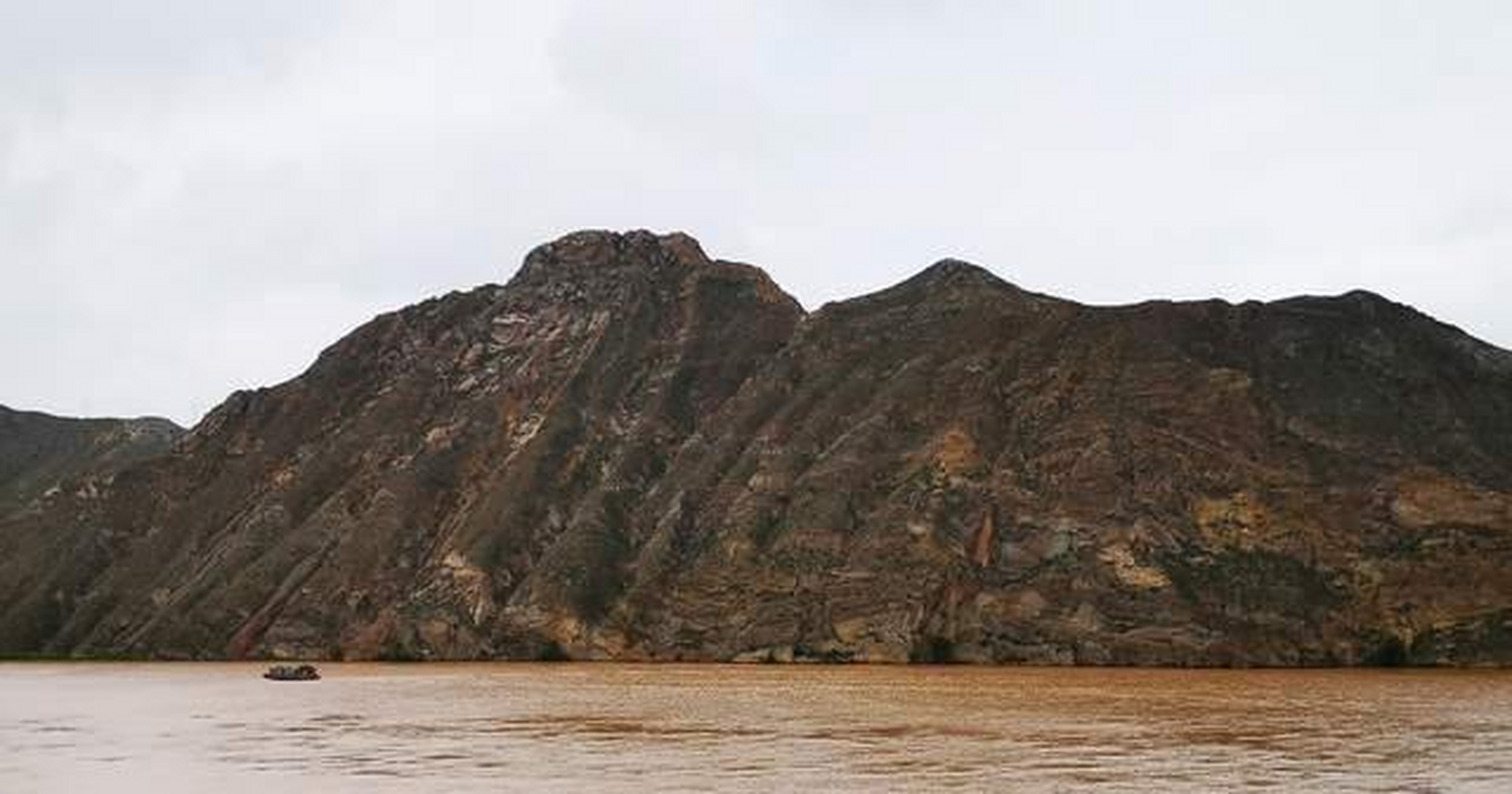 青銅峽大峽谷是由賀蘭山餘脈,牛首山相夾而形成,素有