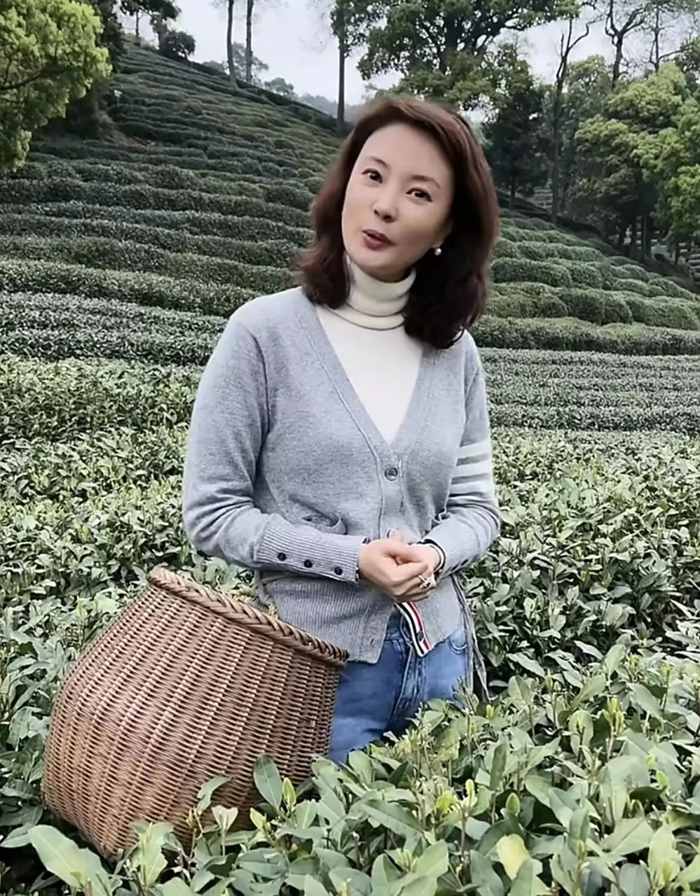 央视美女主持刘芳菲素颜曝光,皮肤白嫩紧致,46岁仍单身感情成谜