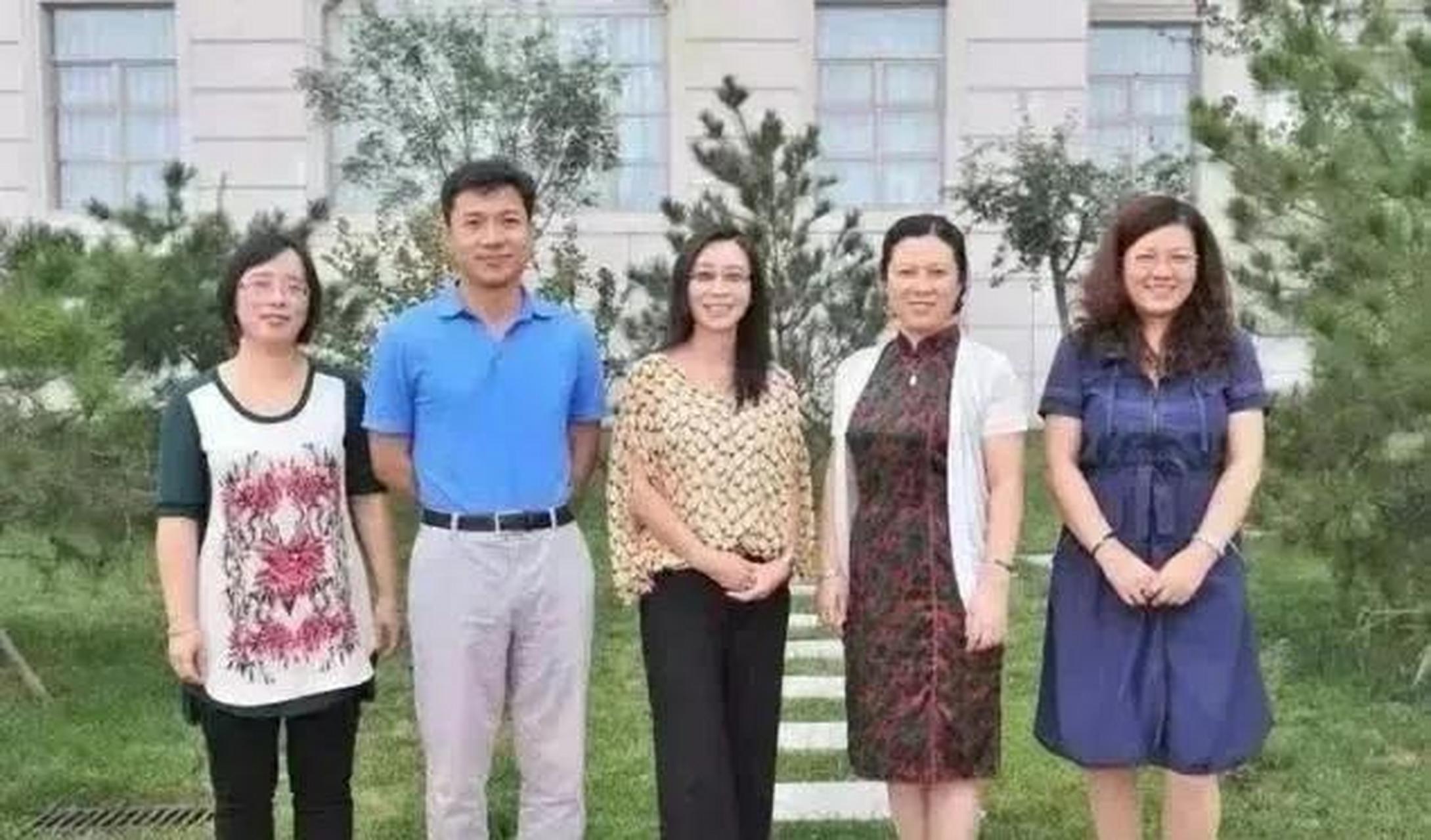 李彦宏与4个姐妹的合影,父亲是个锅炉工人,却培养了3个北大的子女,个