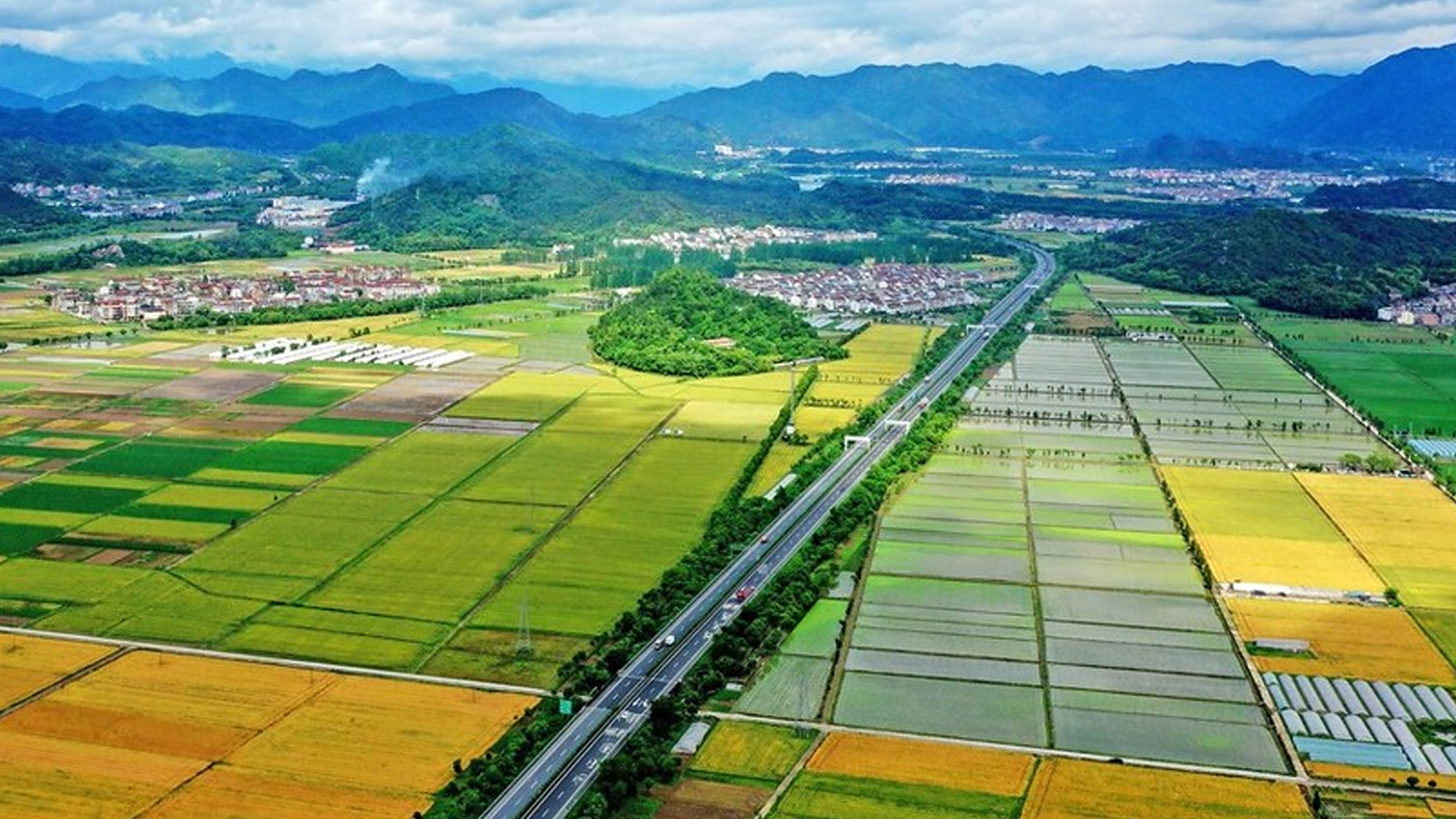 浙江临海市永丰镇的稻田与村庄,河流,青山构成了一幅美丽的田园山村