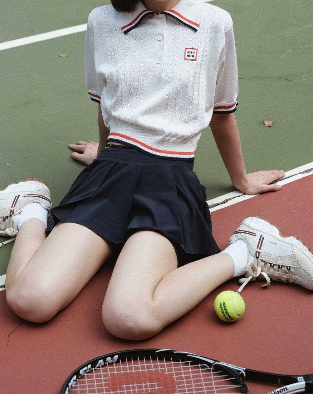 美式少女的polo衫,搭配学院又复古的迷你裙,脚上白色短袜和运动鞋是