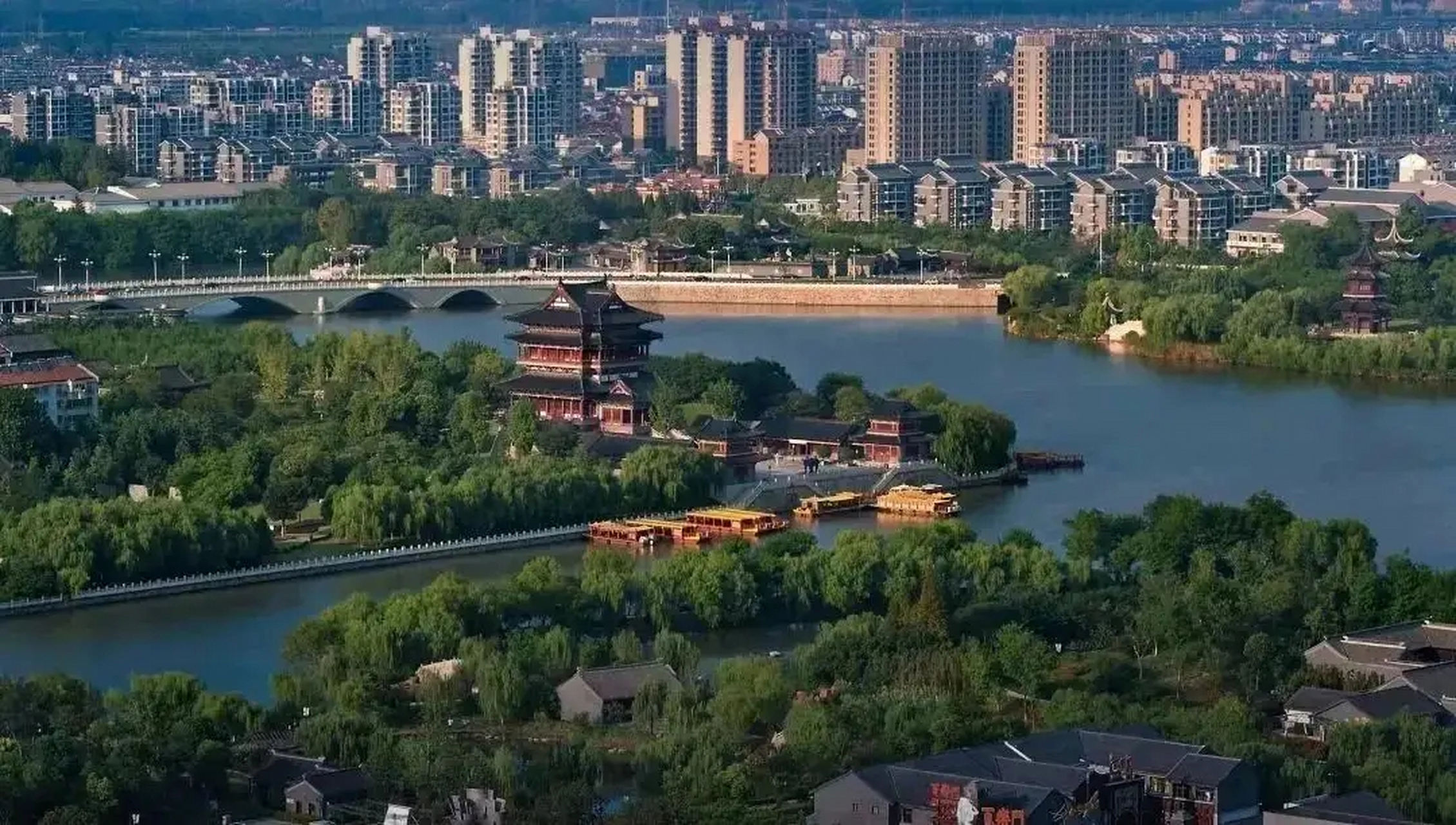 泰州,简称"泰",古称海陵,江苏省辖地级市,是长江三角洲中心区城市