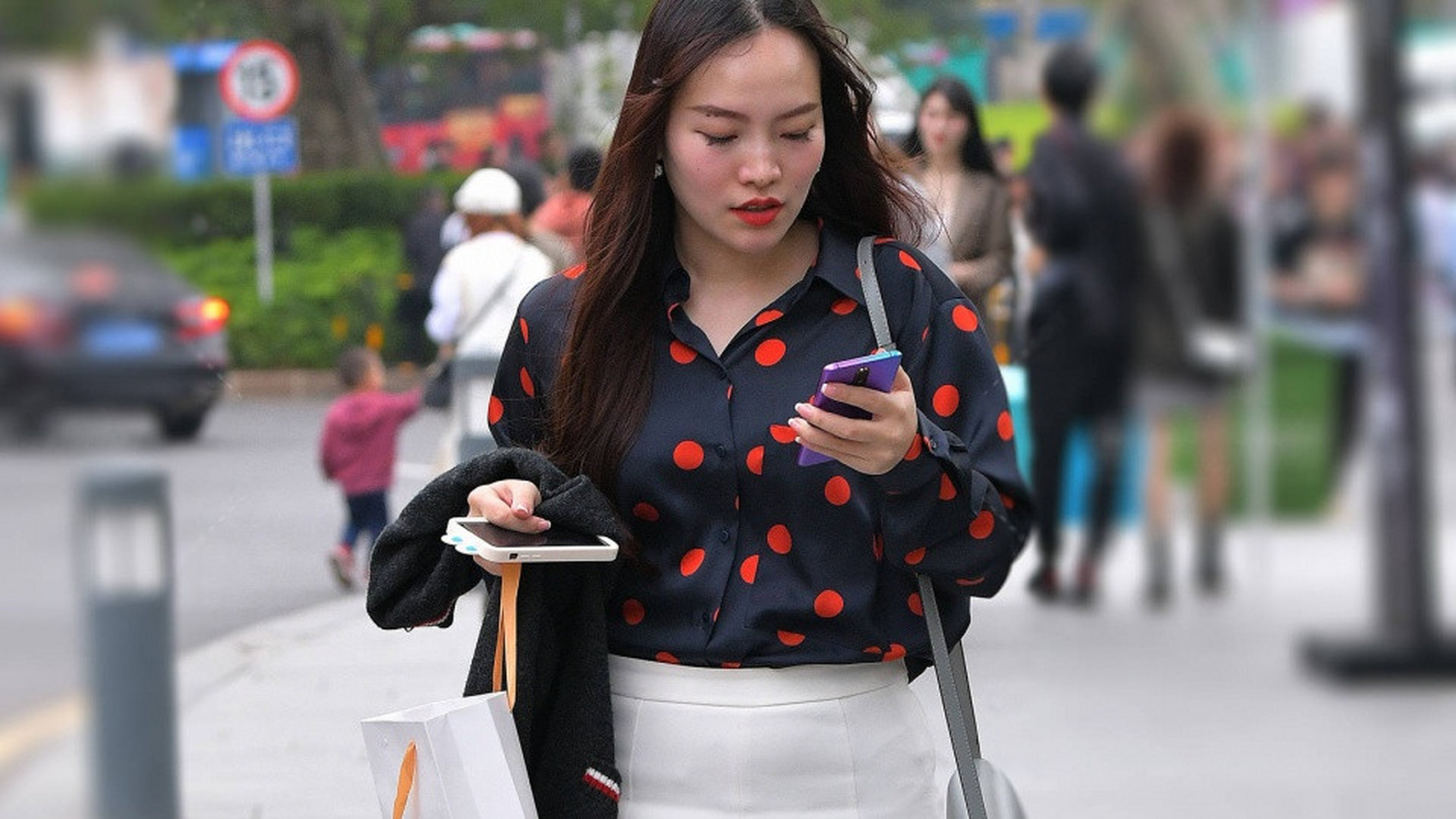 街拍:胯大的小姐姐慎穿白色裤,不然会更加暴露缺点