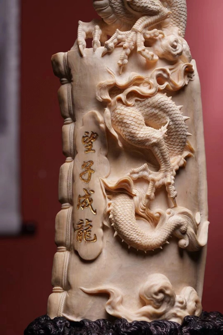 猛犸望子成龙  《望子成龙》是以优质冰料精心雕刻而成,展现了一条