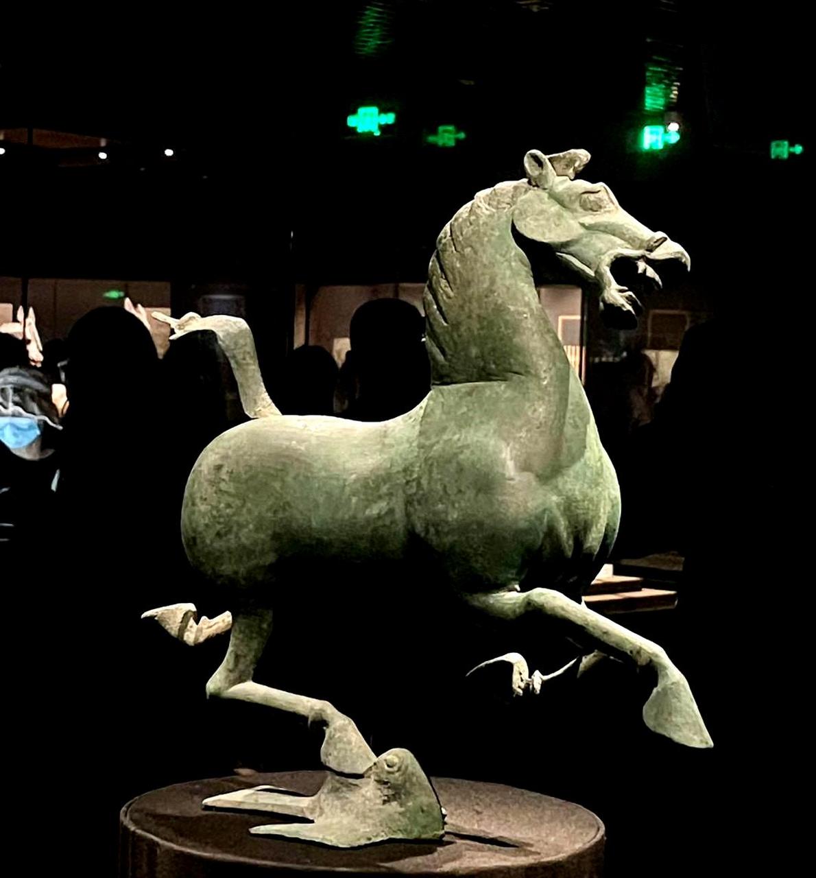 我终于明白为什么马踏飞燕的正面没有被拍摄了.