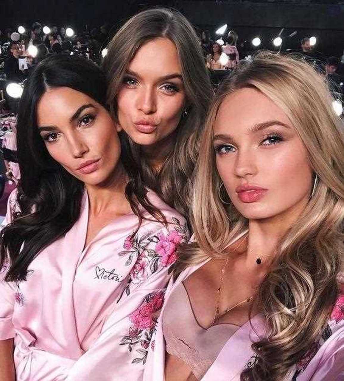 维密天使在后台的睡袍造型,甜美又高级,大家之间相处得关系很有爱