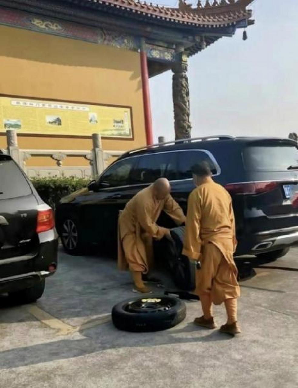 网友:和尚还开车吗,长见识了