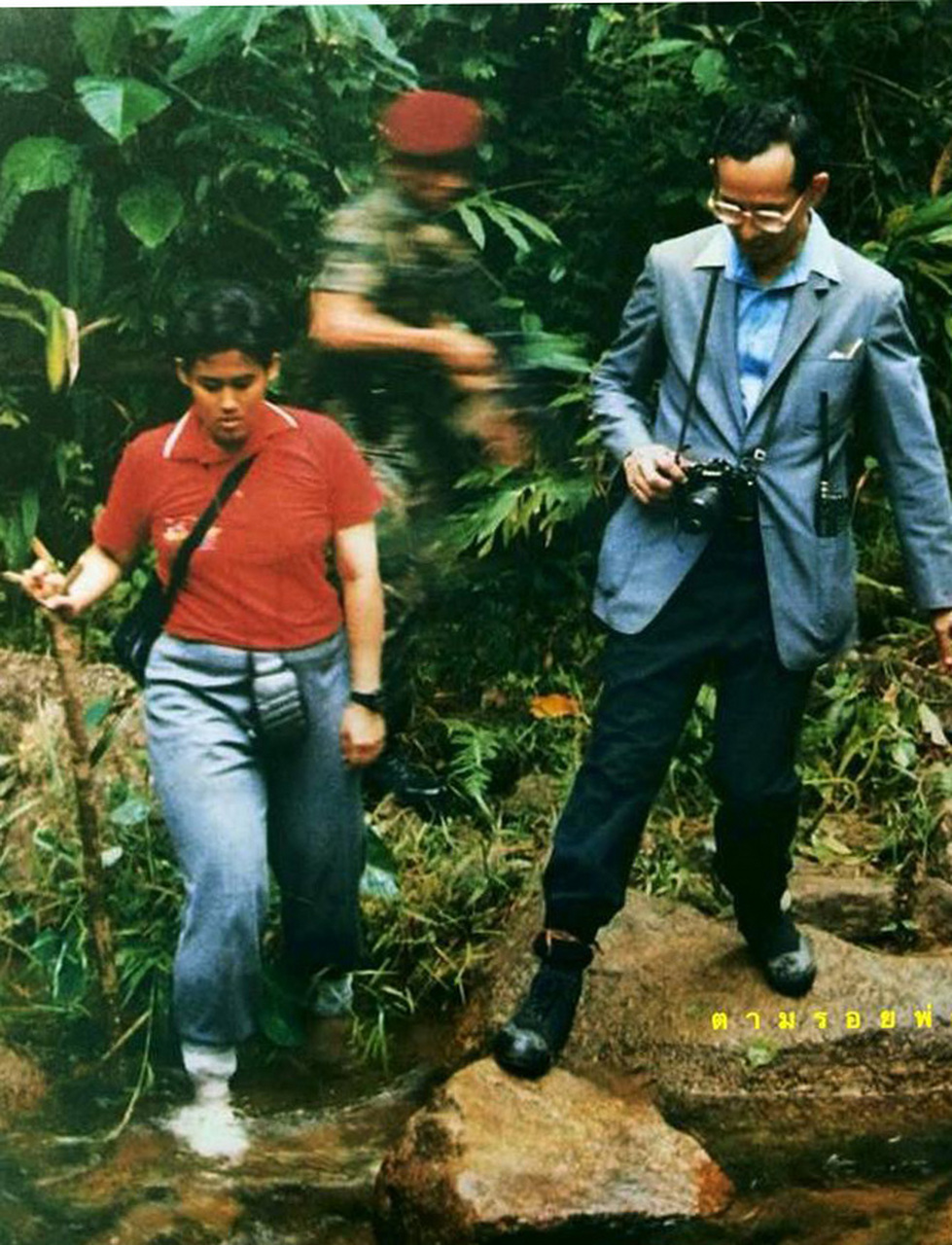 泰国的诗琳通公主年轻时跟着父亲拉玛九世下山下乡,慰问百姓.