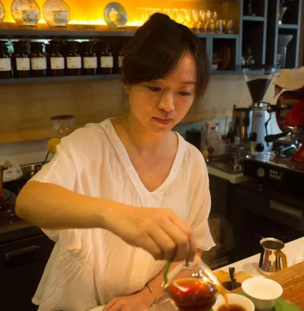 上周晚上12点,陈女士加夜班回到家,洗完澡刚要睡觉,公公竟然半夜敲响