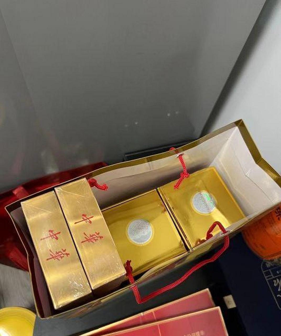 不得不说,茅台手提袋的设计,很贴近生活.