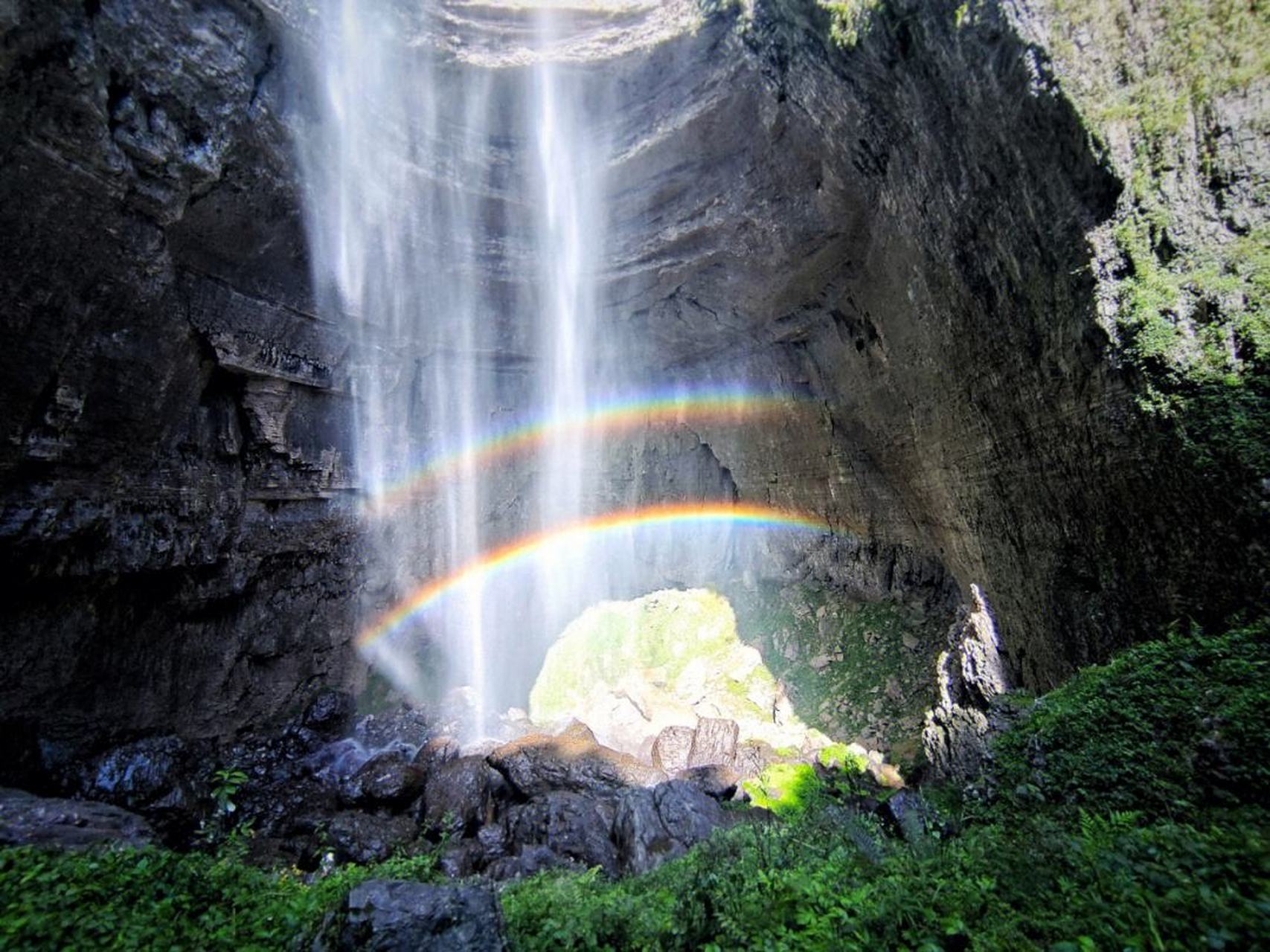 硝洞岩瀑布,大概有400米左右高.