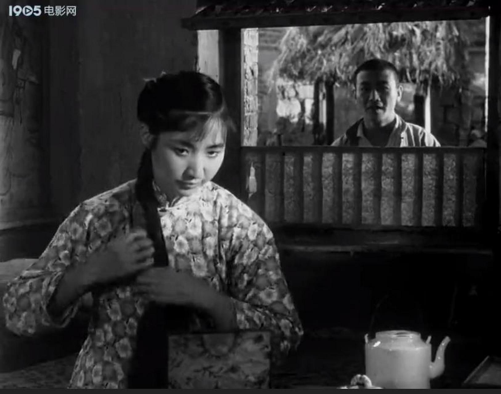 在老电影《地雷战》中,民兵游击组组长玉兰正在家梳头发,这时,赵虎