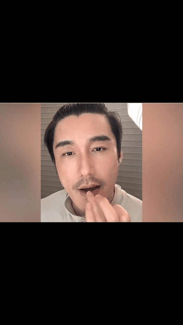 胡兵不断地在脸上和眼部涂抹抗衰老精华,过程中喝了杯红酒,最后在嘴