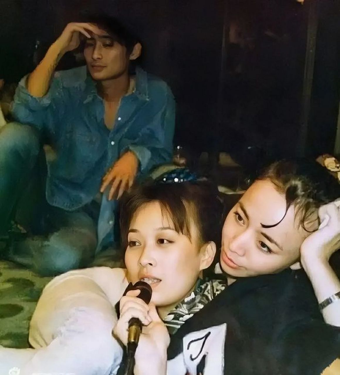 90年代,在北京的某一个卡拉ok歌厅里,那英和宋丹丹一起唱着歌.