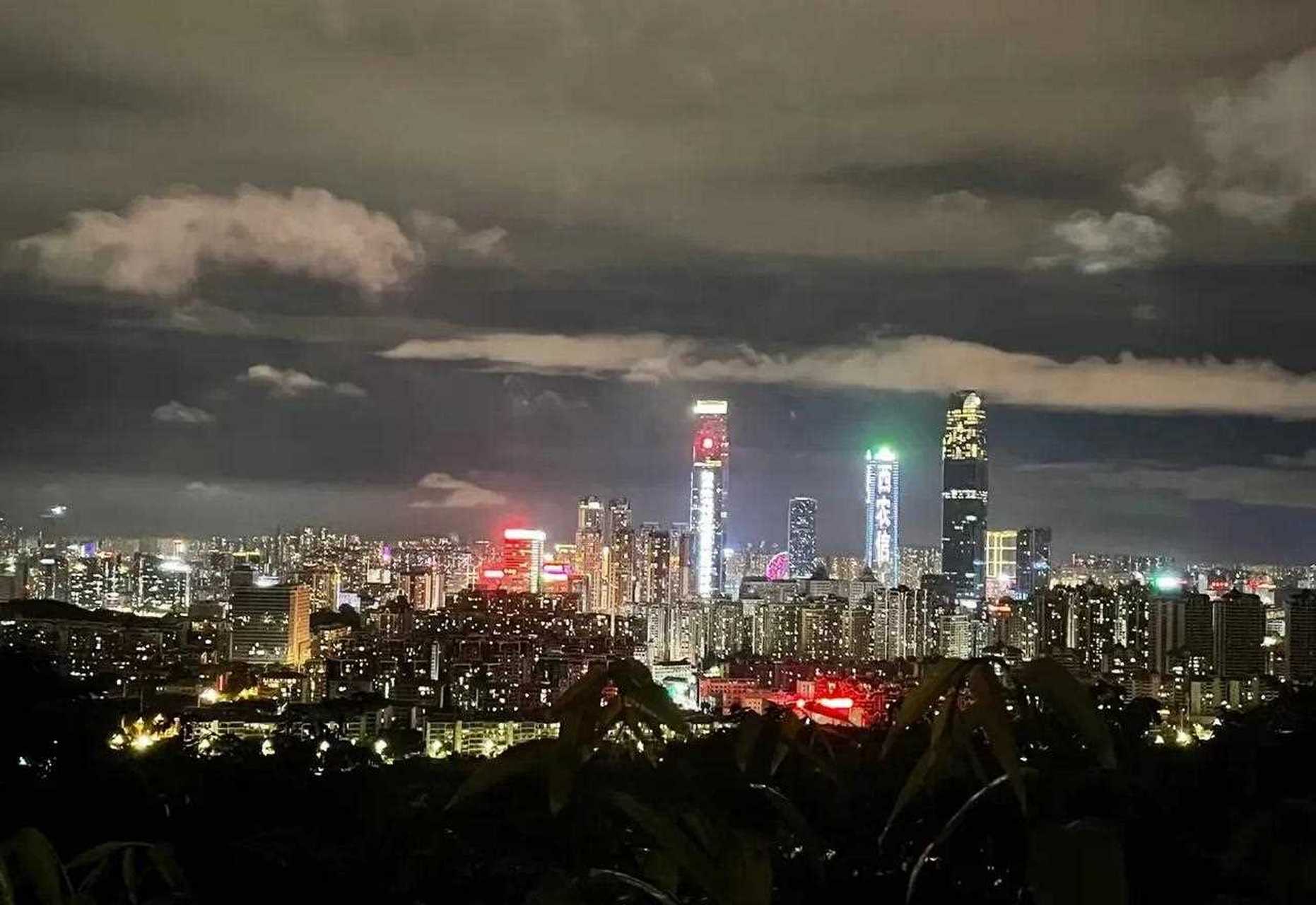 夜色很美,行人匆匆,看盡萬家燈火,此時終於理解那句目之所及皆是回憶