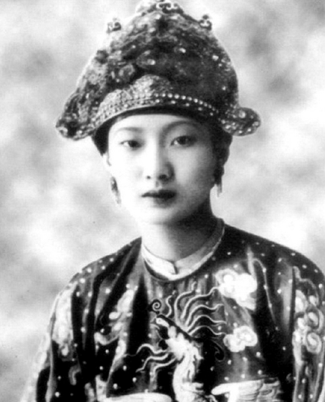 1934年,越南末代皇后南芳留下了一张宝贵的照片,不得不说,南芳确实