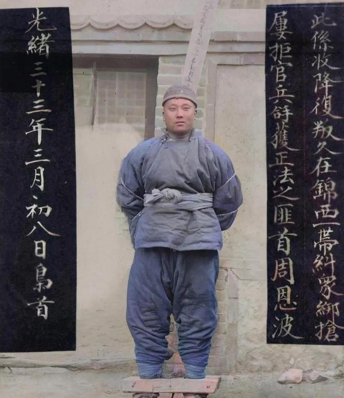 100多年前的东北土匪头子,一身老棉袄老棉裤,一点也不穷凶极恶,倒像个