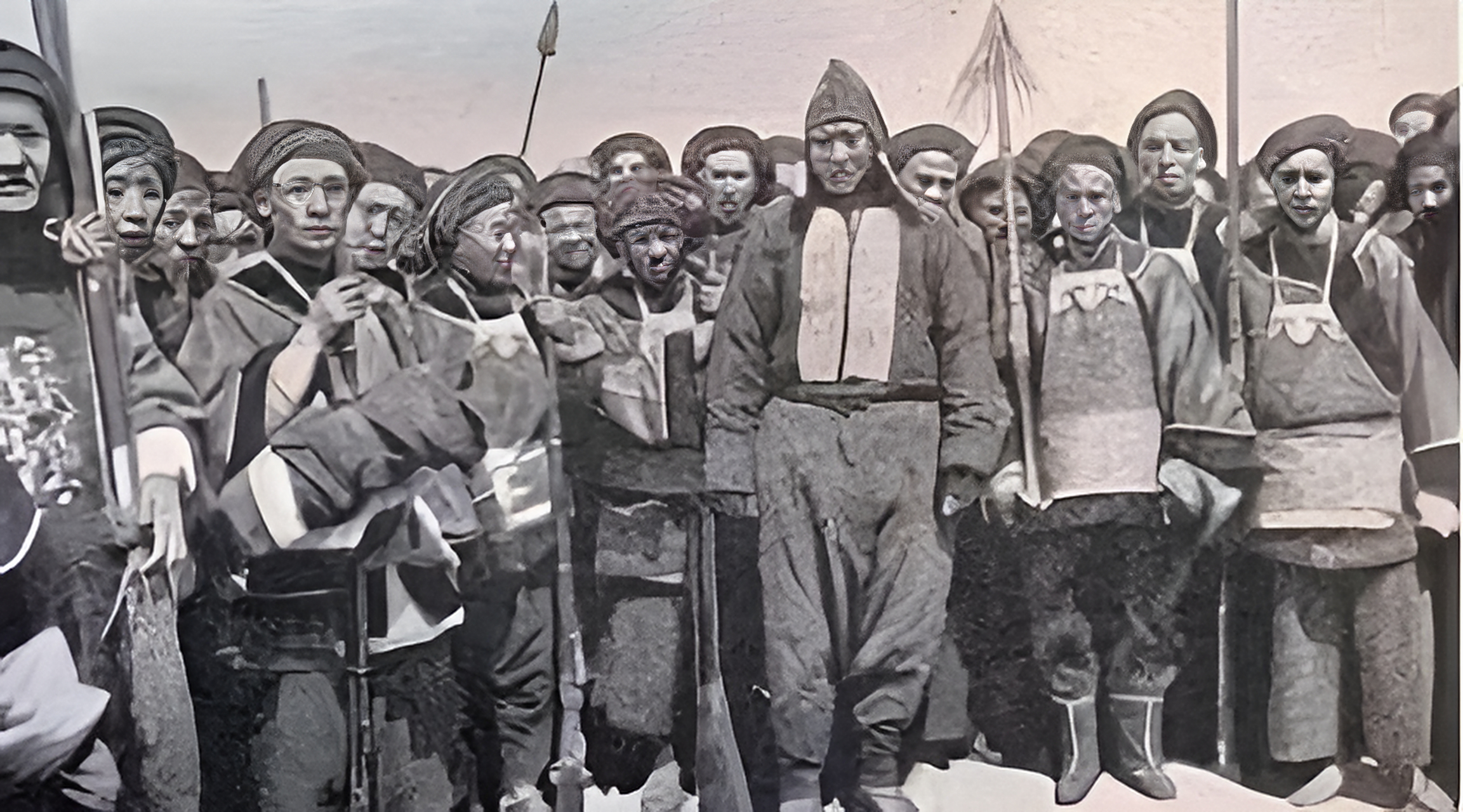 晚清时期,有一张照片拍到了一个"义和团"成员,他手持大刀,旁边放着