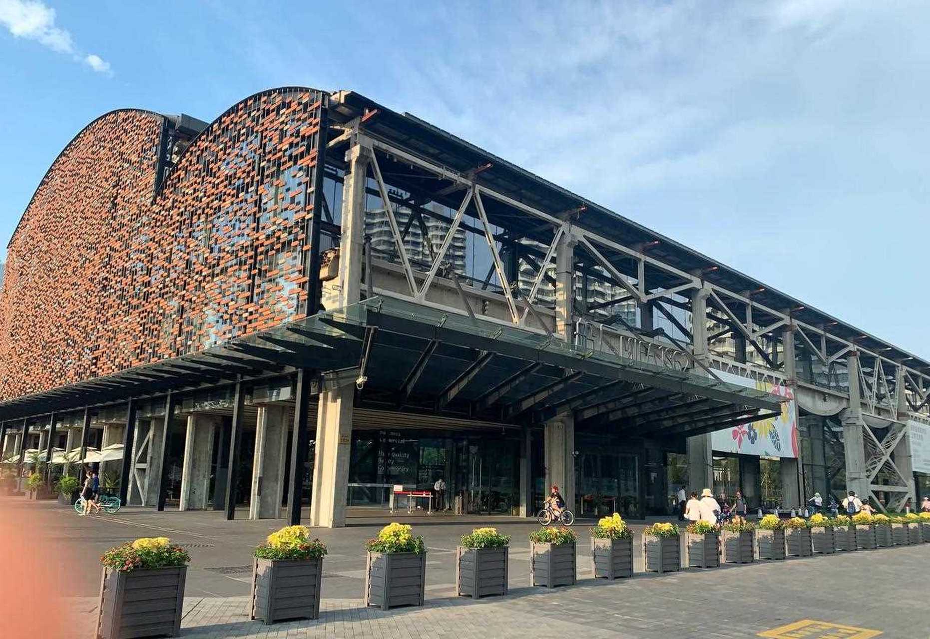 陆家嘴滨江往北走15公里,由老船厂改建的1862时尚艺术中心,充满了历史