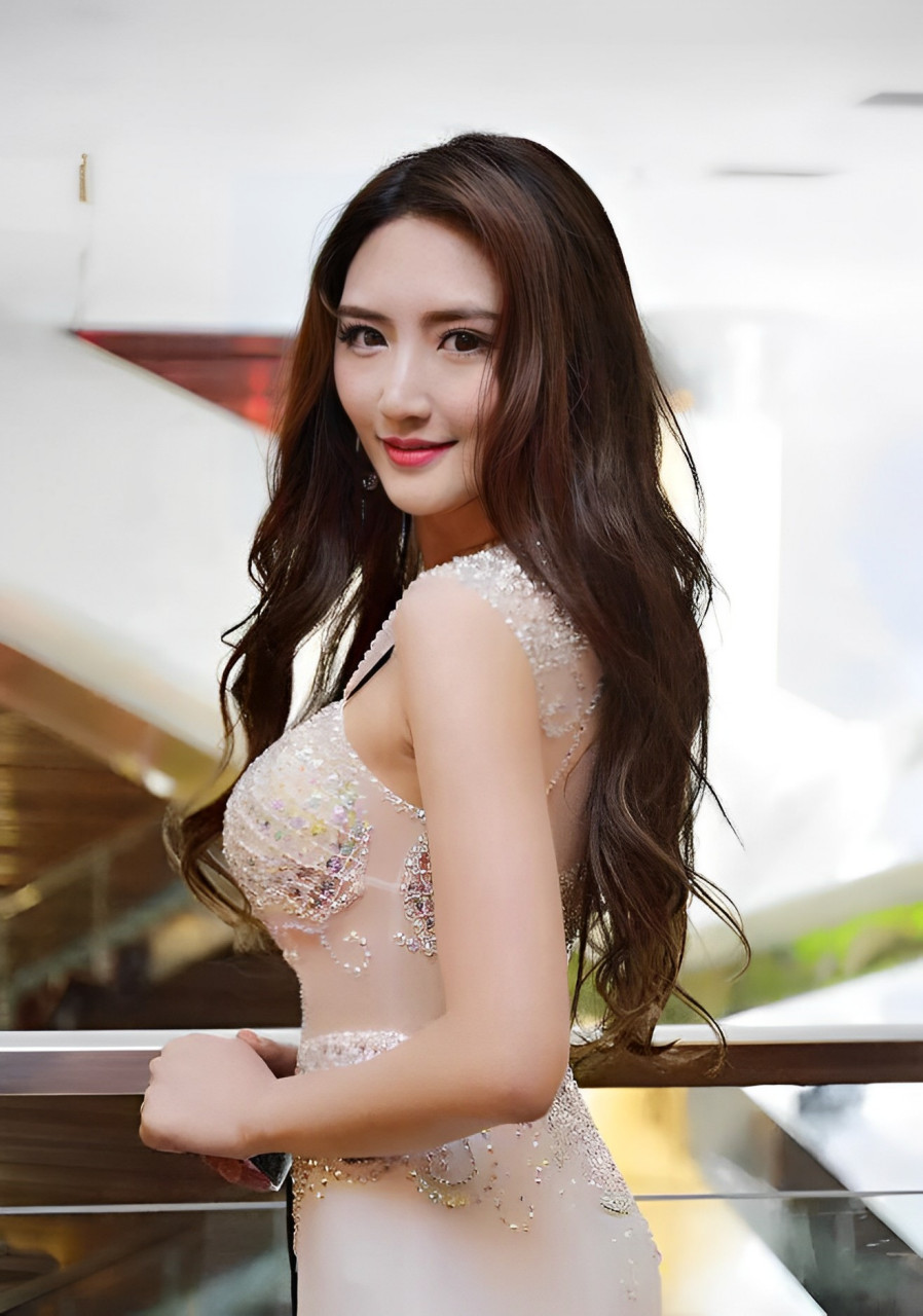 王明明可以说是从头到脚都是一个迷人的美人.