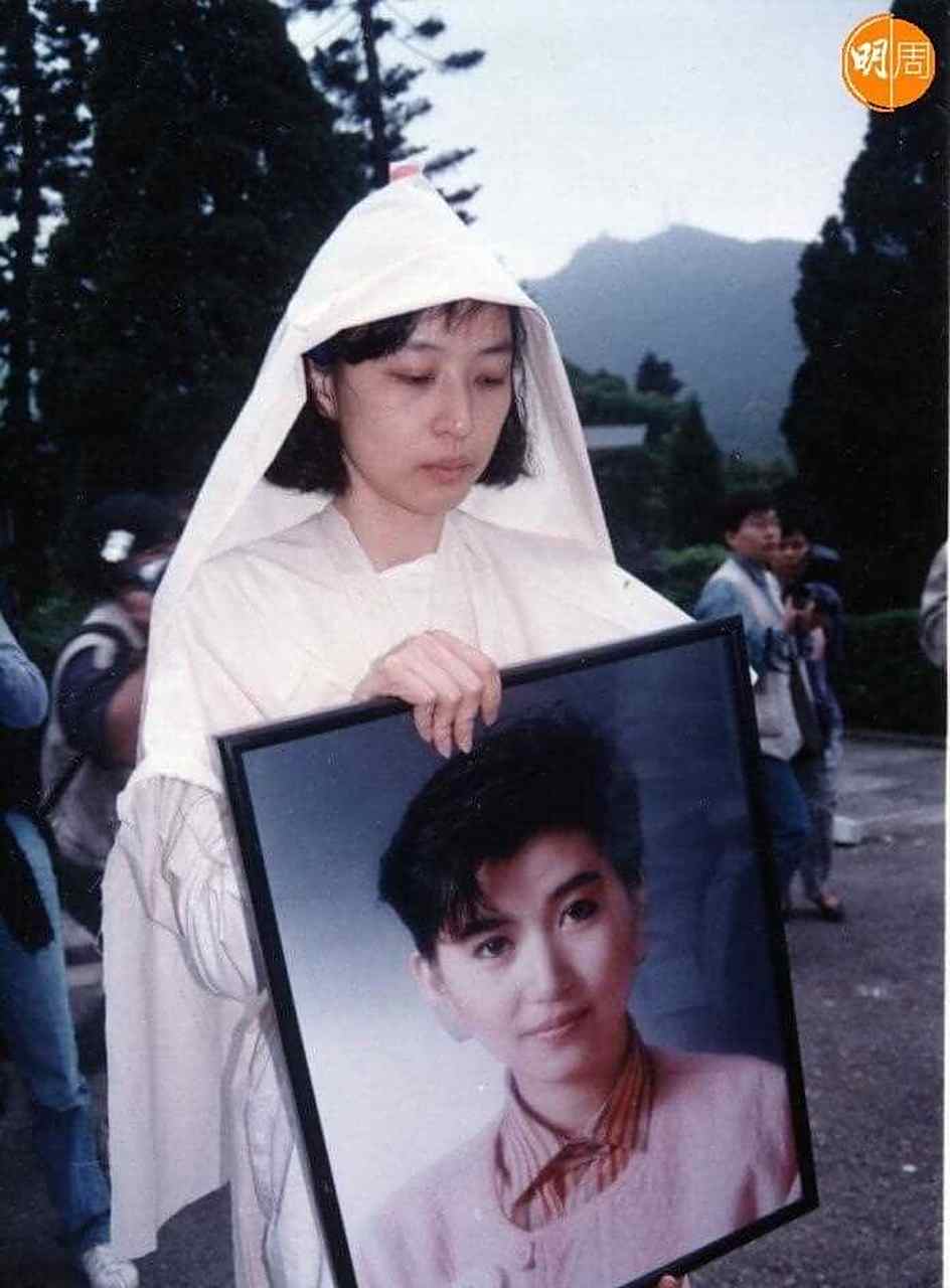 余绮霞入行以来虽然多演配角,但她的演技获得观众认可,她于1981年