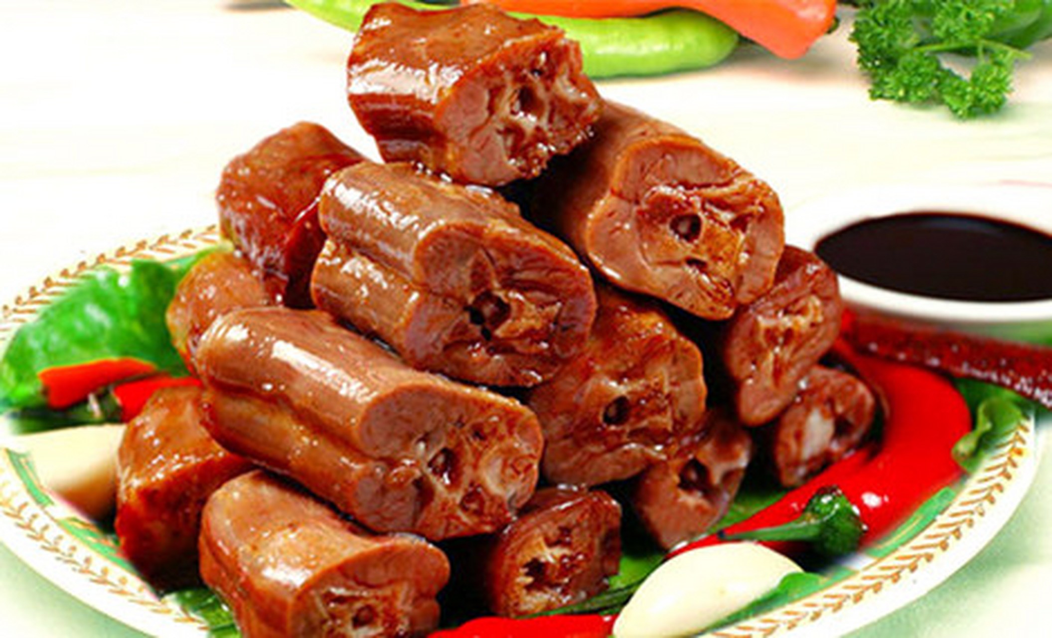 武汉鸭脖是一道湖北小吃,现在全国各地都有销售回武汉辣鸭脖的,但只有