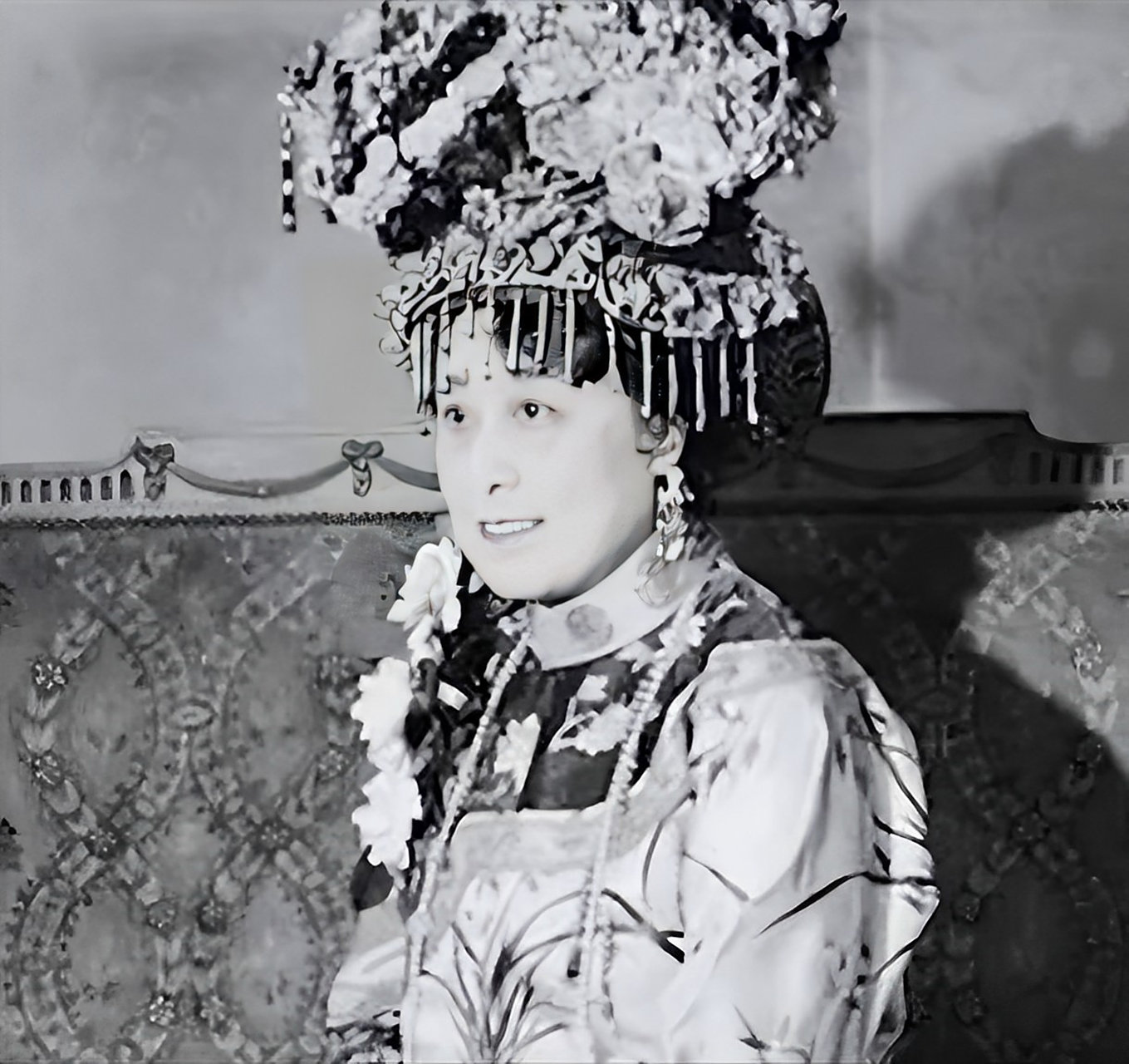 裕德龄,曾是慈禧的御前宫女,懂八国语言,清朝亡后嫁给美国人.