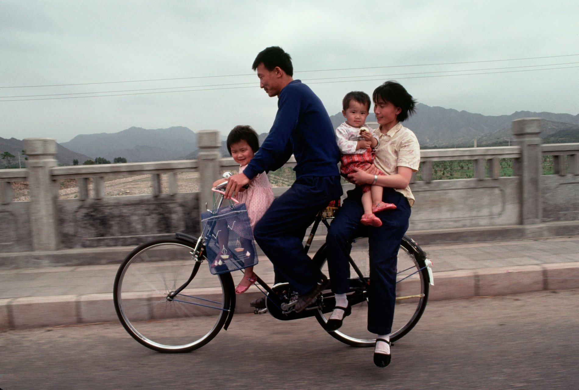 为何现在人们住高楼,开汽车,却没有那时的快