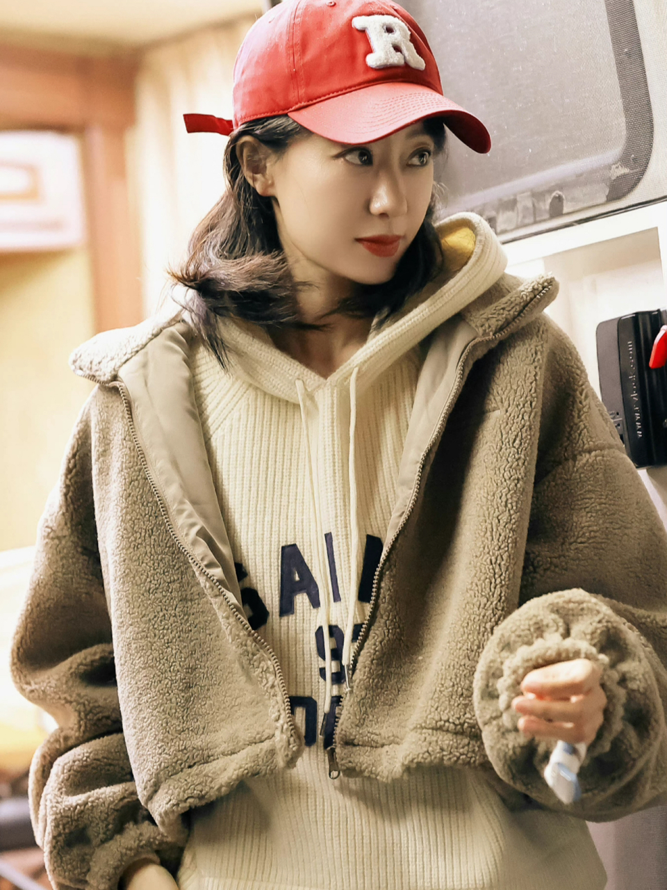 张小斐私服穿搭 卫衣裤配小白鞋简单时尚 今天穿什么香