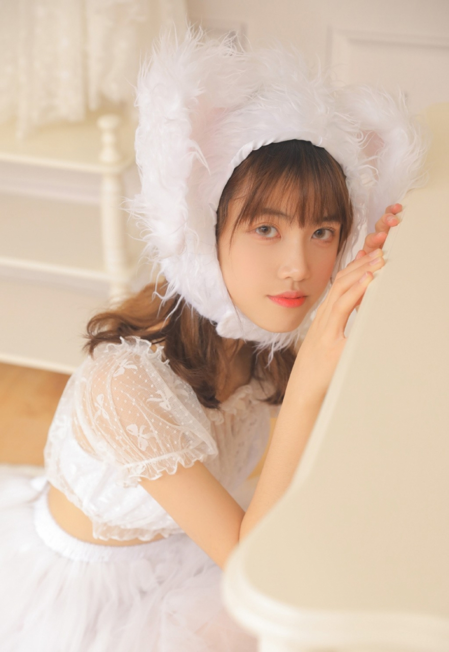 90后小美女赵小米白色连衣裙诱人私拍