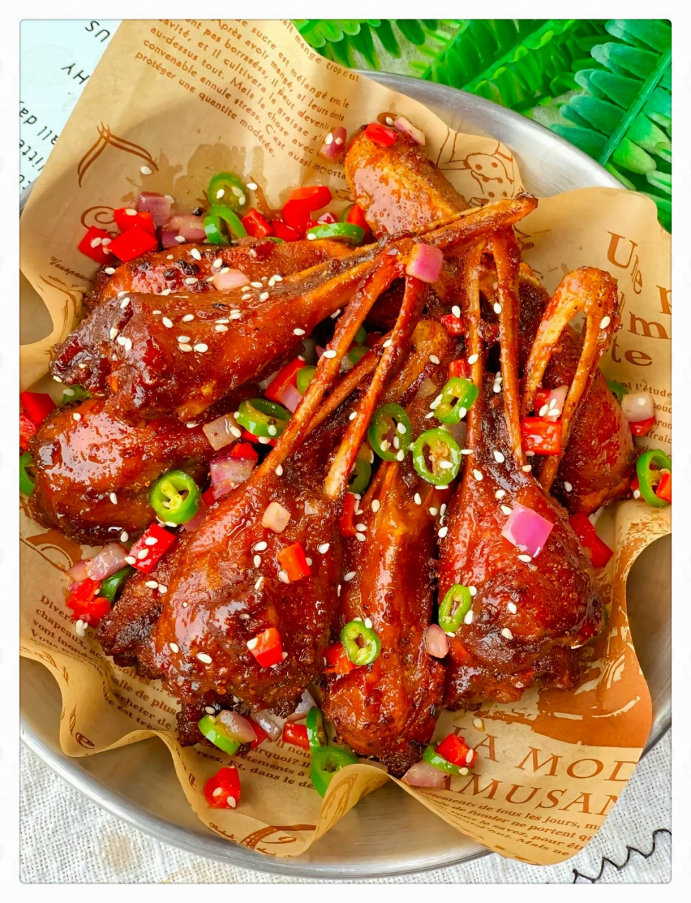 好吃到连骨头都不放过~  今天尝试了椒盐鸭下巴,味道太美妙了,让人连