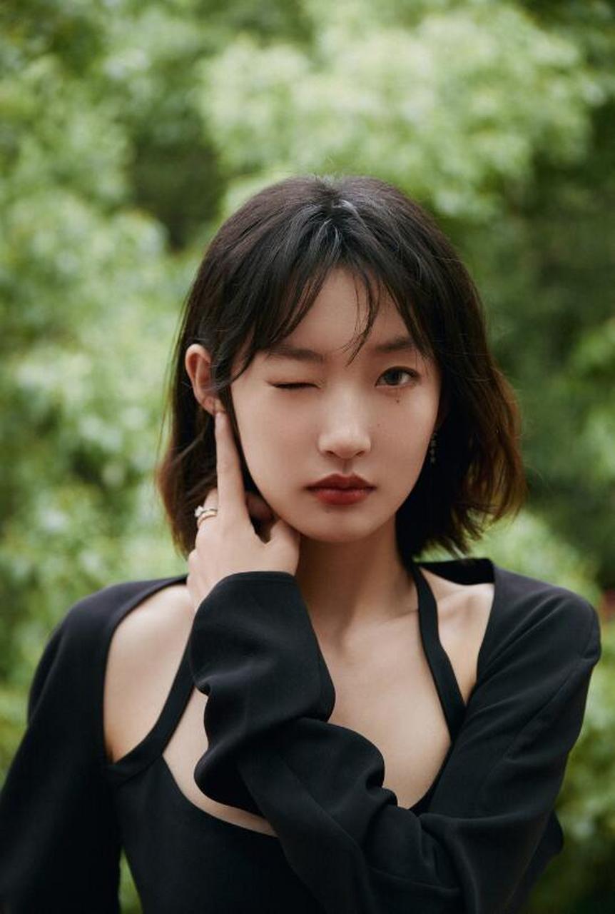 性感妩媚,娇艳欲滴的#周依然# 暗黑系大片,水嫩肌肤吹弹可破,直白圆润