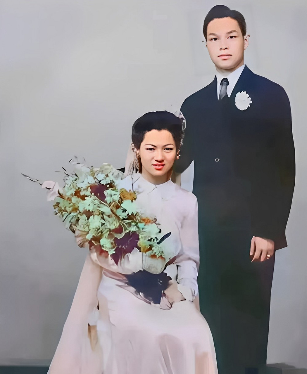 1945年,霍英东与原作吕燕妮的结婚照,镜头显示吕燕妮身穿白色婚纱