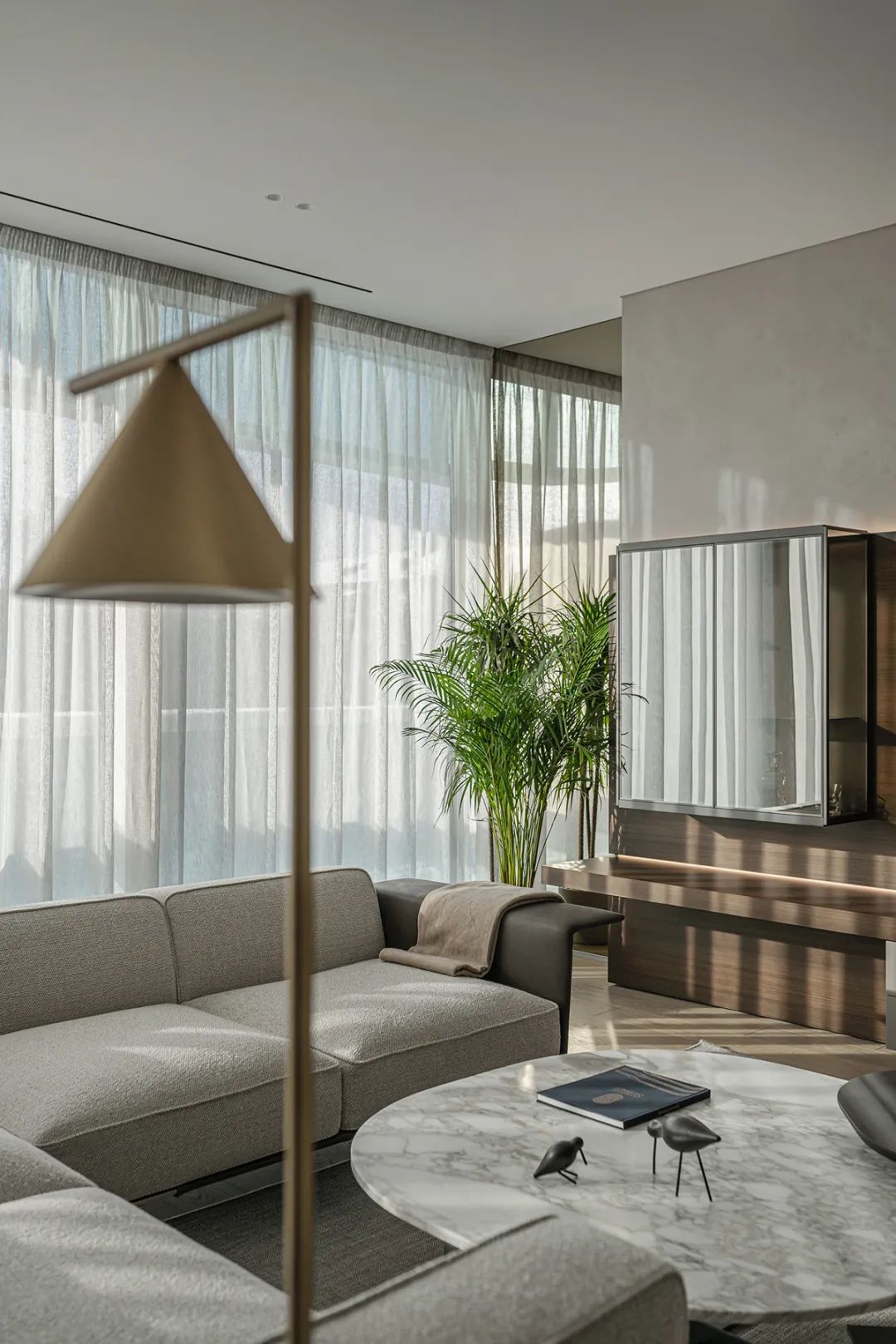 打造了一个精致的室内空间,在温润的色彩中渗透出高级,大气的奢华感