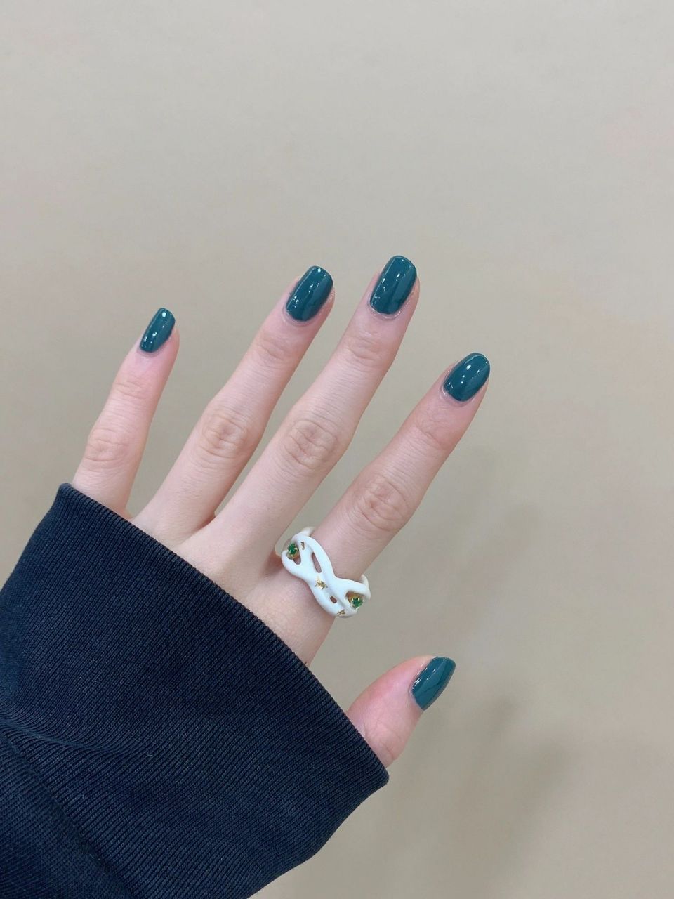 散发出幽冷的神秘又高冷气息 深色系颜色还是蛮显白的 墨绿色美甲