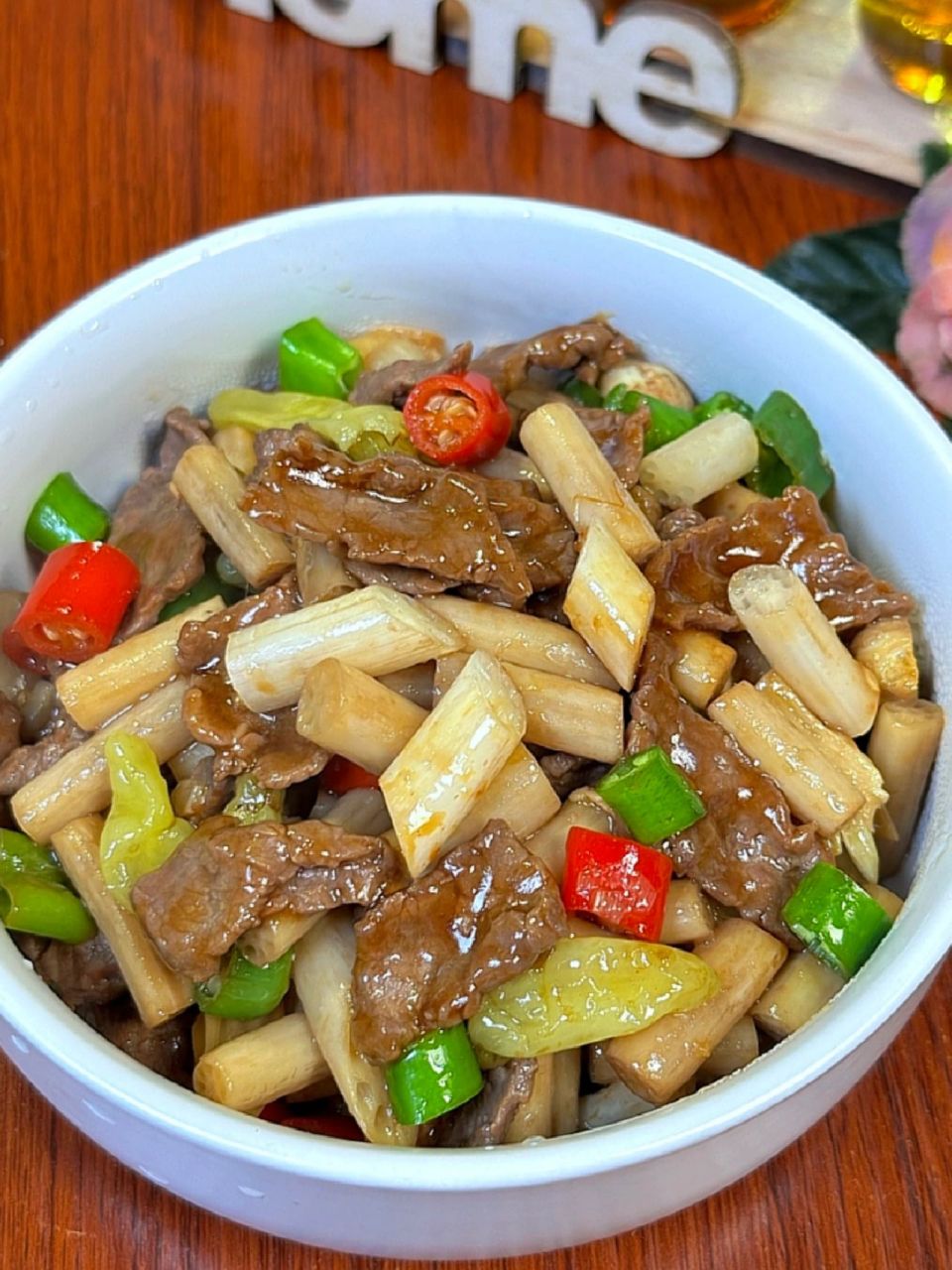 能干掉3碗饭的酸辣藕带炒牛肉  今天分享一道时令小炒 酸辣藕带炒牛肉