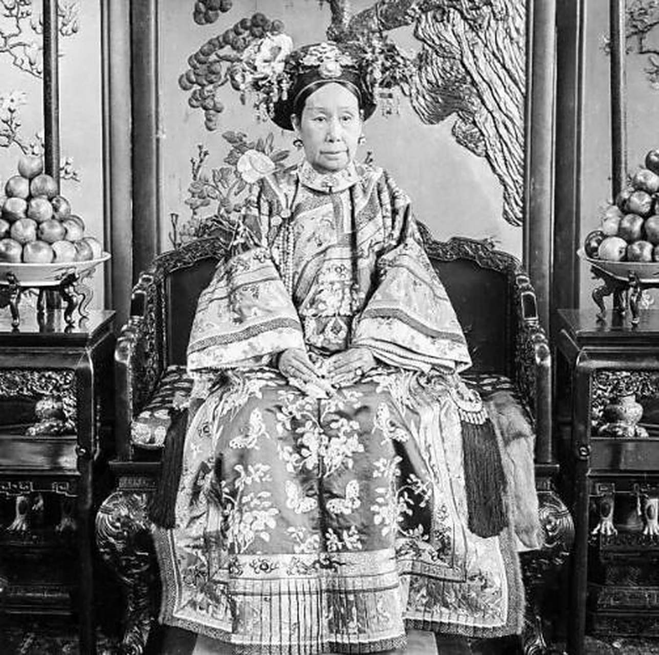 慈禧60大寿时,一个有趣的事件发生了,慈禧特别允许一位洋人摄影师拍摄