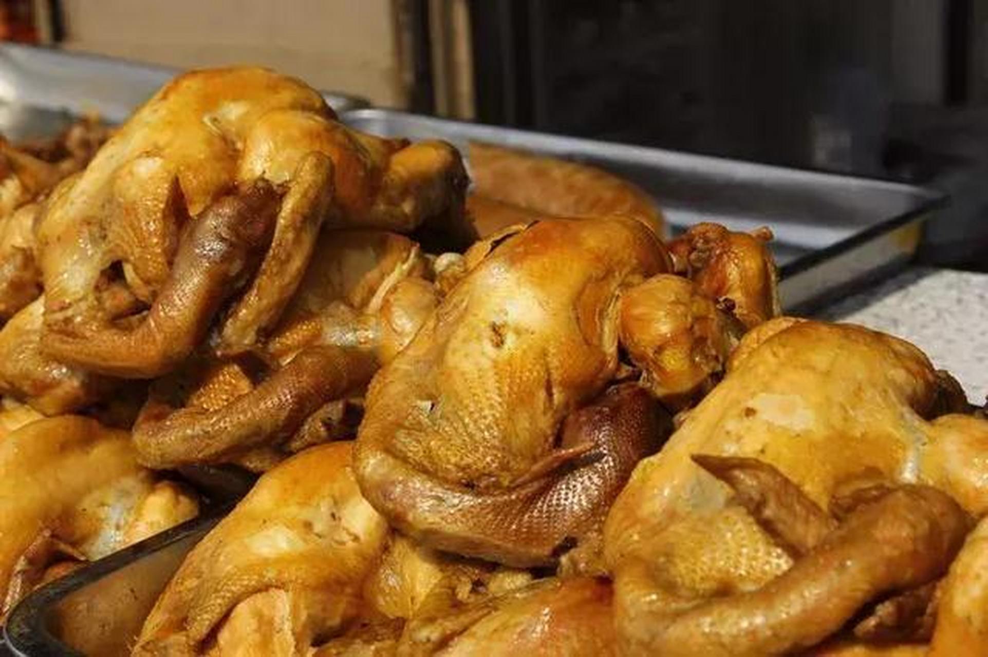 来邯郸必吃的美食:磁县胖妮熏鸡是一道色香味俱全的传统名肴,属于河北