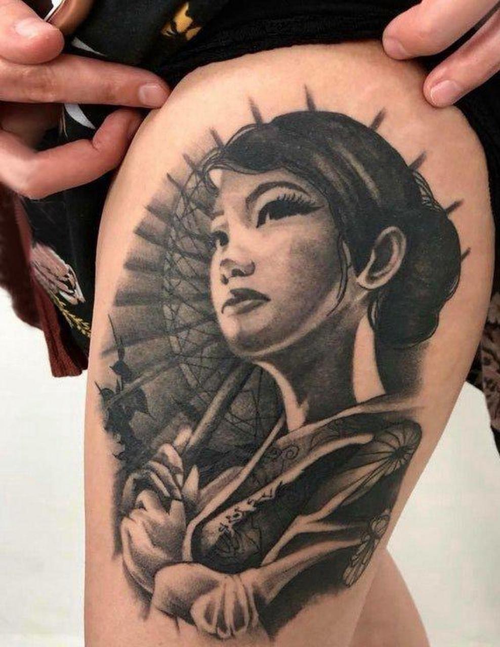 在上世纪五十年代的日本,两个女人正在背后纹刺青!