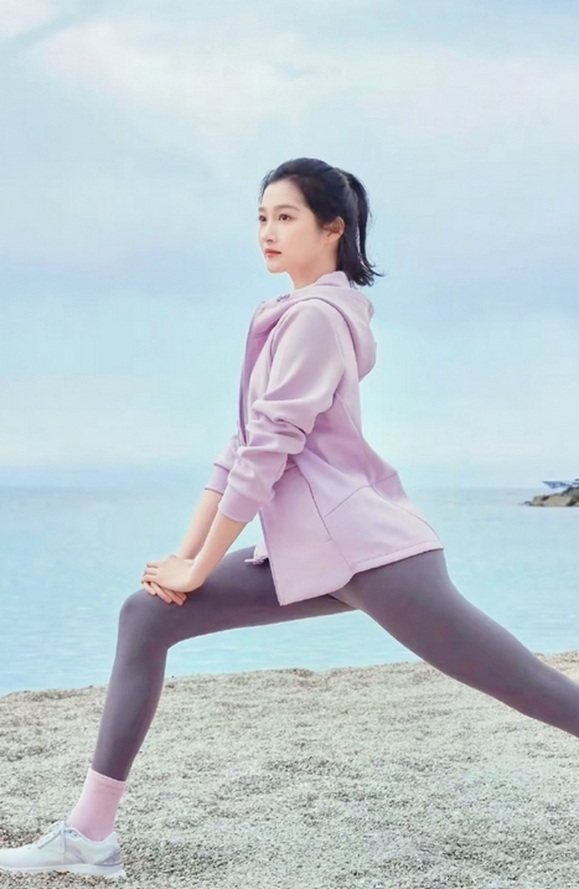 近日,一组关晓彤的海边健身照曝光,引发了广泛关注.