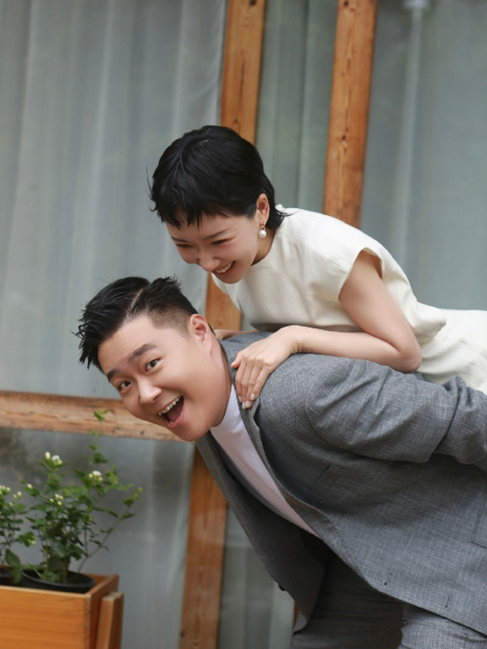 郝邵文在微博上晒出了和林宁瑞的婚纱写真,并宣布将于5月15日举行婚礼