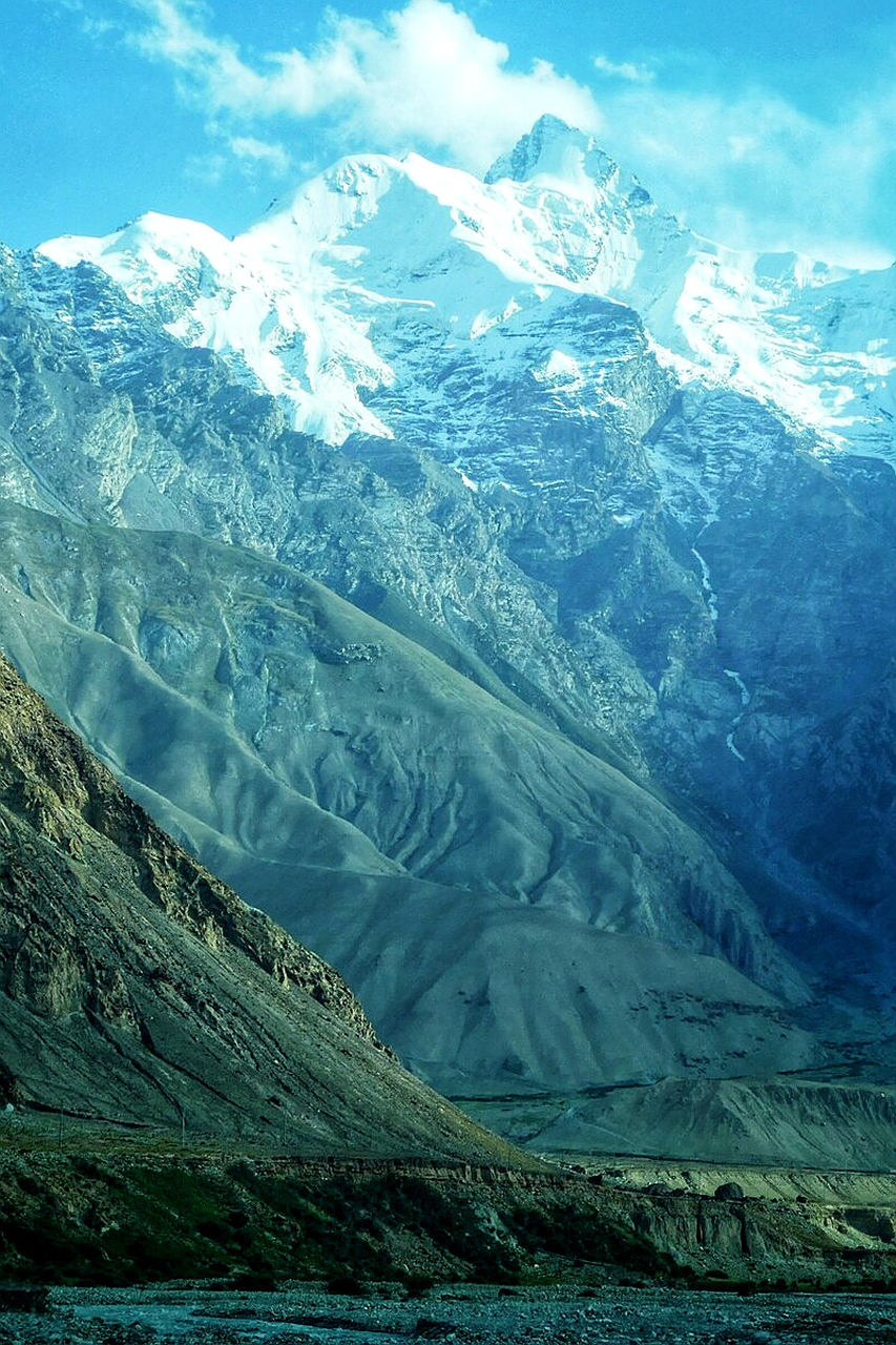 中国边境山脉|喀喇昆仑山  喀喇昆仑为突厥语,意为"黑色的磐石".