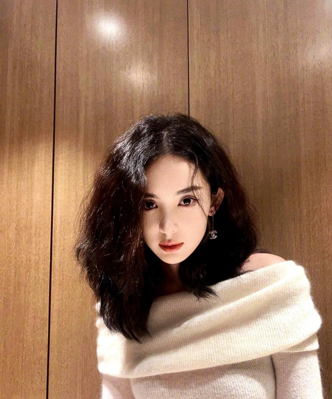 古力娜扎的发量很多,她的卷发非常漂亮!