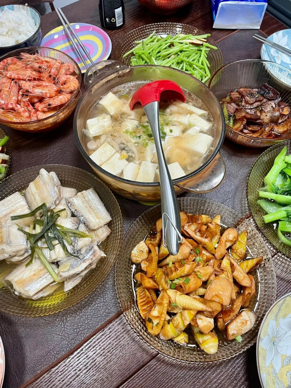 图三,广西普通家庭吃晚饭.